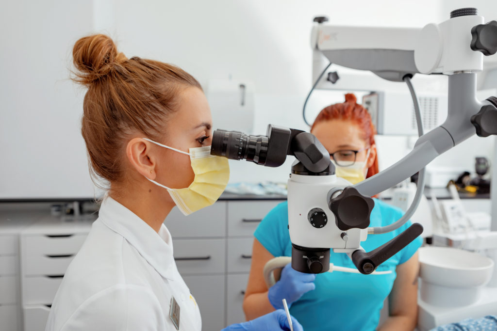 Dentim Clinic - leczenie kanałowe pod mikroskopem